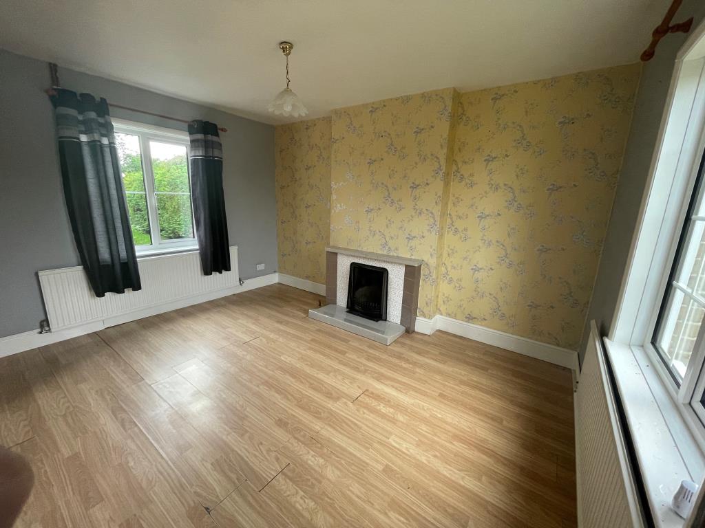 Lot: 145 - DETACHED COTTAGE ON TWO ACRE PLOT WITH DILAPIDATED BARN AND HARDSTANDING - Living room